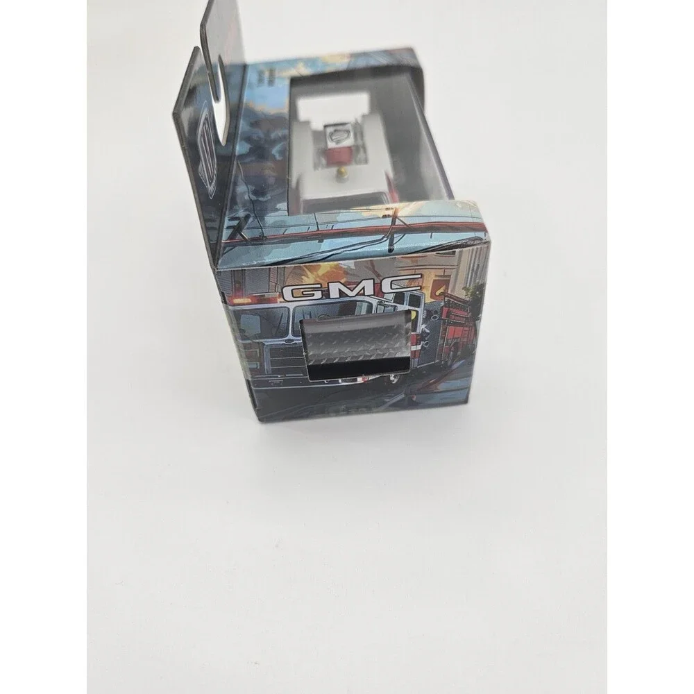M2 Machines 1975 GMC Sierra Grande 15 Fire & Rescue Truck R98 26-34 1:64